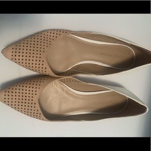 Beige & White Pointed toe flats